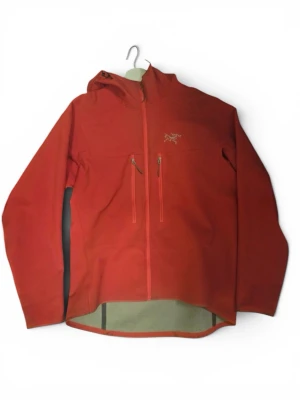 Arcteryx Acto MX Jacka - Röd Arcteryx Acto MX Jacka | Storlek: L | Skick - 7/10 | Skriv på dm om övriga frågor