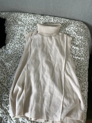 Ärmlös beige stickad polotröja - Stickad polo topp från Zara. Storlek S