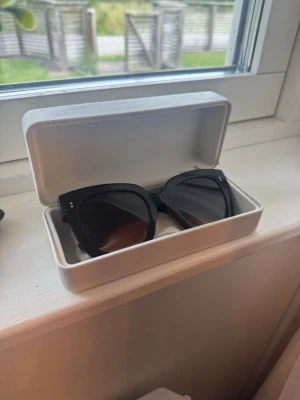 Chimi solglasögon  - Säljer dessa snygga solglasögon från chimi i modellen 08 och färgen Brown, dem är sparsamt använda och i väldigt gott skick. Har inga synliga repor eller liknande🩷 kommer även i original förpackning 