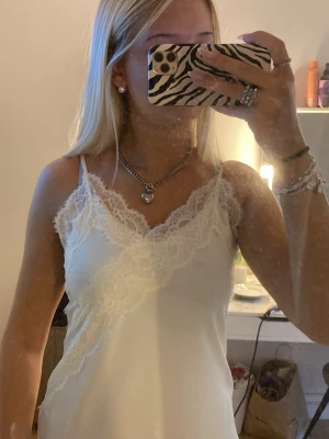 Vitt spets linne - Vitt spets linne från H&M i storlek S, har en liten slits på sidan, aldrig andvänd, slutsåld