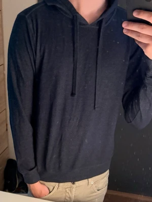 Mörkblå hoodie - En enkel och stilren mörkblå hoodie i Storlek M. Perfekt för en avslappnad look. 