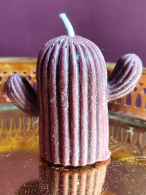 Lila/vinrött kaktusformad ljus - Unik ljusdekor i form av en kaktus, ett ljus med tydliga räfflor och två armar. Perfekt som cool inredningsdetalj för att skapa en personlig vibe i rummet. Passar dig som gillar annorlunda och kreativa dekorationer.