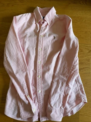Ralph Lauren rosa skjorta  - Säljer min rosa ralph Lauren skjorta, då den är för liten för mig. Den är knappt använd och är i otroligt bra skick. Den är i storlek S. Hör av er vid frågar!😀