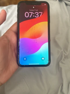 Svart iPhone 11 - Säljer en iPhone 11 jag säljer den för jag fick en ny mobil den funkar som ny men fins sprikor på den den funkar bra de ända saken e att de fina sprikor på den annars så funkar den jätte bra 