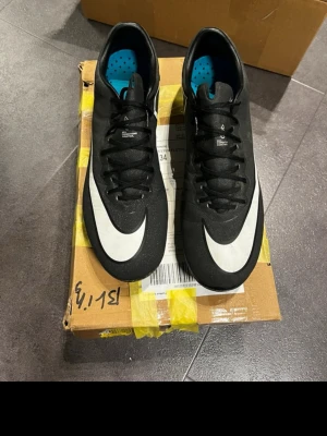 Svarta Nike Mercurial Vapor 10/X CR7 - Säljer ett par sjukt sällsynta vapors som enligt mig är den bästa modellen som gjorts. Väldigt snygga och man får grym touch i dom. Finns väldigt få att köpa därav priset. Men är öppen för bud! Endast använda 1 träning och är som nya!
