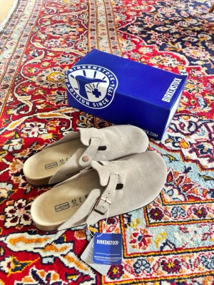 Birkenstock Boston grey  - Säljer ett par klassiska Birkenstock bostons grey tofflor i storlek 44. Skickar samma dag eller nästa. Tofflorna är helt nya 