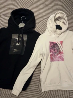 The cool elephant hoodies  - Två supersnygga hoodies från the cool elephant i storlek S. Båda är använda få gånger, men den vita har en liten fläck på framsidan (går säkert att få bort om man försöker). Går att köpa separat ifall man vill.   Postar mellan 1-3 dagar efter köp.  Hör gärna av dig om du har frågor eller vill ha fler bilder!