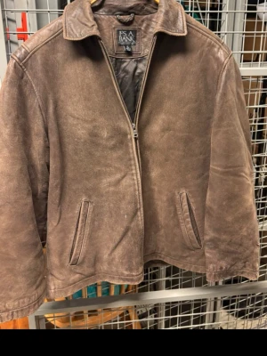Brun skinnjacka - Säljer en snygg skinnjacka! Storlek M men sitter oversized, finns lite små skavanker som ni ser på bilderna men väldigt gott helhetsintryck!
