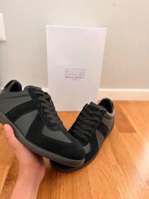 Maison Margiela Gats - Maison margiela hel svarta för ett bra pris😊 om det finns några funderingar är det bara att skriva 🫡