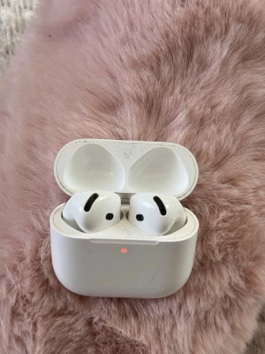 Airpods Gen 4  - Säljer mina Airpods i generation 4 (2024). Finns några repor på caset men annars inga defekter! Funkar precis som de ska och inget fel. Box tillkommer tyvärr inte då jag slängt den. 