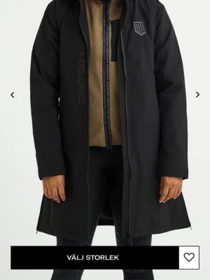 Maya delorez riding coat - Säljer min ridkappa från maya delorez i storlek M, passar S också. Den är knappt använd så är i nyskick utan konstigheter, säljs tvättad. Nypris 2499kr