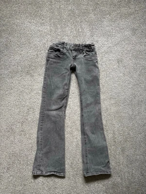 Grå bootcut jeans - Säljer ett par gråa bootcut med lågmidja🩶 aldrig använt 