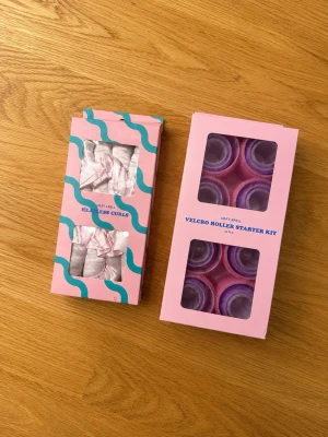 Hårrullar och heatless curls - Soft Spell Velcro Roller Starter Kit. 24st självhäftande hårrullar och Soft Spell Heatless Curls. Helt nytt och oanvänt  