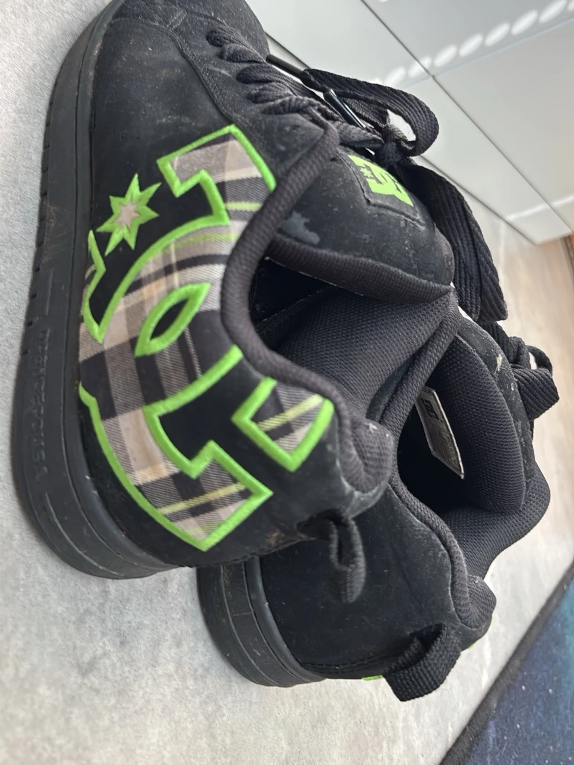 Svarta DC sneakers med gröna detaljer - 2