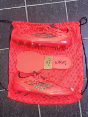 Adidas F50 Elite ag 42 2/3 - Adidas F50 Elite AG IF1310  Storlek: EU 42 2/3 (US 9)  Elite-modellen från Adidas i Turbo-färgen. Använda men i mycket bra skick. Dobbarna har gott om liv kvar och skorna är redo för både träning och match.  ✅ Originalbox medföljer ✅ F50-skopåse medföljer ✅ Originalinnersulor medföljer ✅ 100 % äkta  Nypris ca 3 000 kr.  Skicka gärna meddelande vid frågor eller fler bilder. Öppen för seriösa bud.
