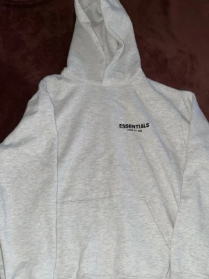 Essentials Fear of God Hoodie – L – Helt ny med taggar – Grå - Säljer en Essentials Fear of God hoodie i storlek L. Hoodien är helt ny och endast testad, fortfarande med originaltaggar kvar. Endast plastpåsen saknas.  Detaljer:  * Märke: Essentials Fear of God * Storlek: L * Färg: Ljusgrå * Skick: Helt ny, endast testad * Originaltaggar medföljer * Originalpåsen saknas * Fraktas samma dag vid snabb betalning * Skickas väl emballerad  Perfekt hoodie med den klassiska Essentials-passformen. Hör gärna av dig vid frågor!