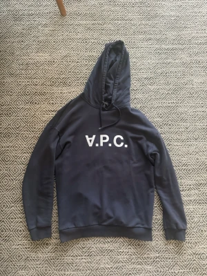 Apc hoodie - Tja säljer min apc hoodie som är sjukt fet och sällsynt! Den är size m och fint skick! Skriv om det finns frågor