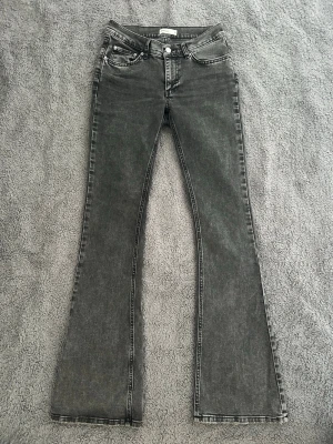 Mörkgrå bootcut jeans med utsvängda ben - Säljer ett par mörkgrå bootcut jeans med utsvängda ben. Jeansen är köpta på Gina Tricot för drygt ett år sedan, men är endast använda ett fåtal gånger. Modellen är tall och passar mig som är 176 cm lång. Jeansen är köpta för 500kr. 
