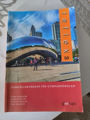 Reflex 50 Samhällskunskap Gleerups - Reflex 50 är en kursbok i samhällskunskap för gymnasieskolan. Boken har ett färgstarkt omslag med foto från Chicago och orange detaljer. Den är skriven av Hans Almgren, Anna Furevik, Stefan Höjelid och Erik Nilsson. Perfekt för dig som läser samhällskunskap 1.