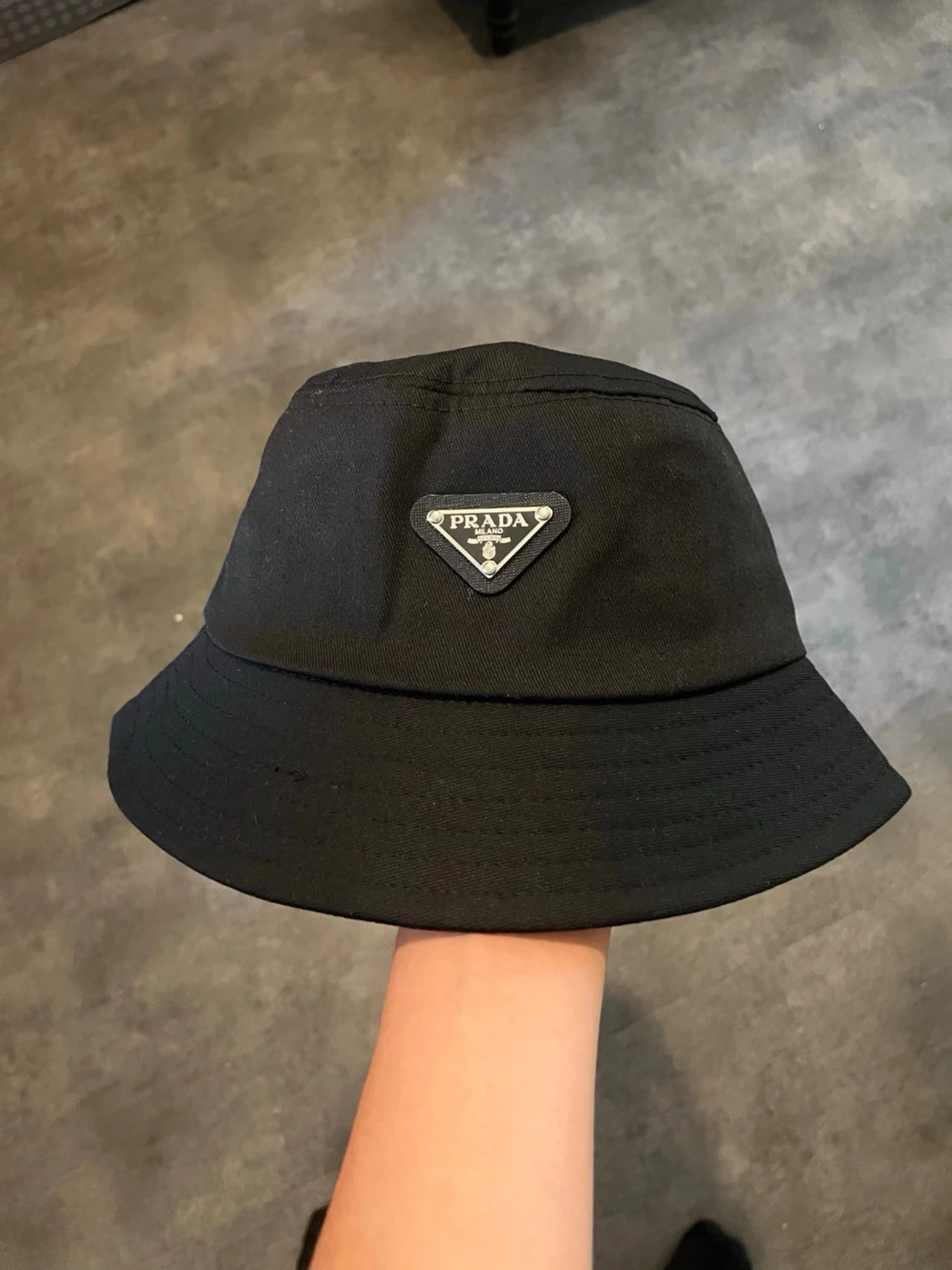 Svart bucket hat från Prada