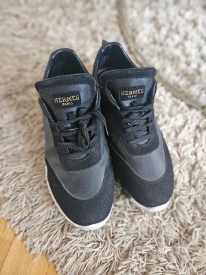 Skor - Svart vita sneakers. Min son gillade inte modellen så han har bara använt dom ett fåtal gånger. Strl. 45