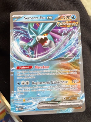 Pokémonkort Serpente-Eau ex - Säljer ett Pokémonkort med Serpente-Eau ex från den franska serien. Kortet har en färgstark design med blå och lila toner, holografisk yta och coola vatteneffekter. Perfekt för samlare eller Pokémonfans som vill utöka sin kortlek.