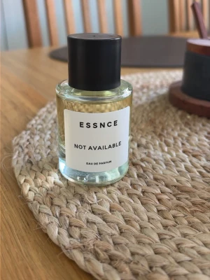 ESSNCE Not Available Eau de Parfum - Herrparfym från ESSNCE. Doften heter Not Available och är en Eau de Parfum, 50 ml. Endast testad.