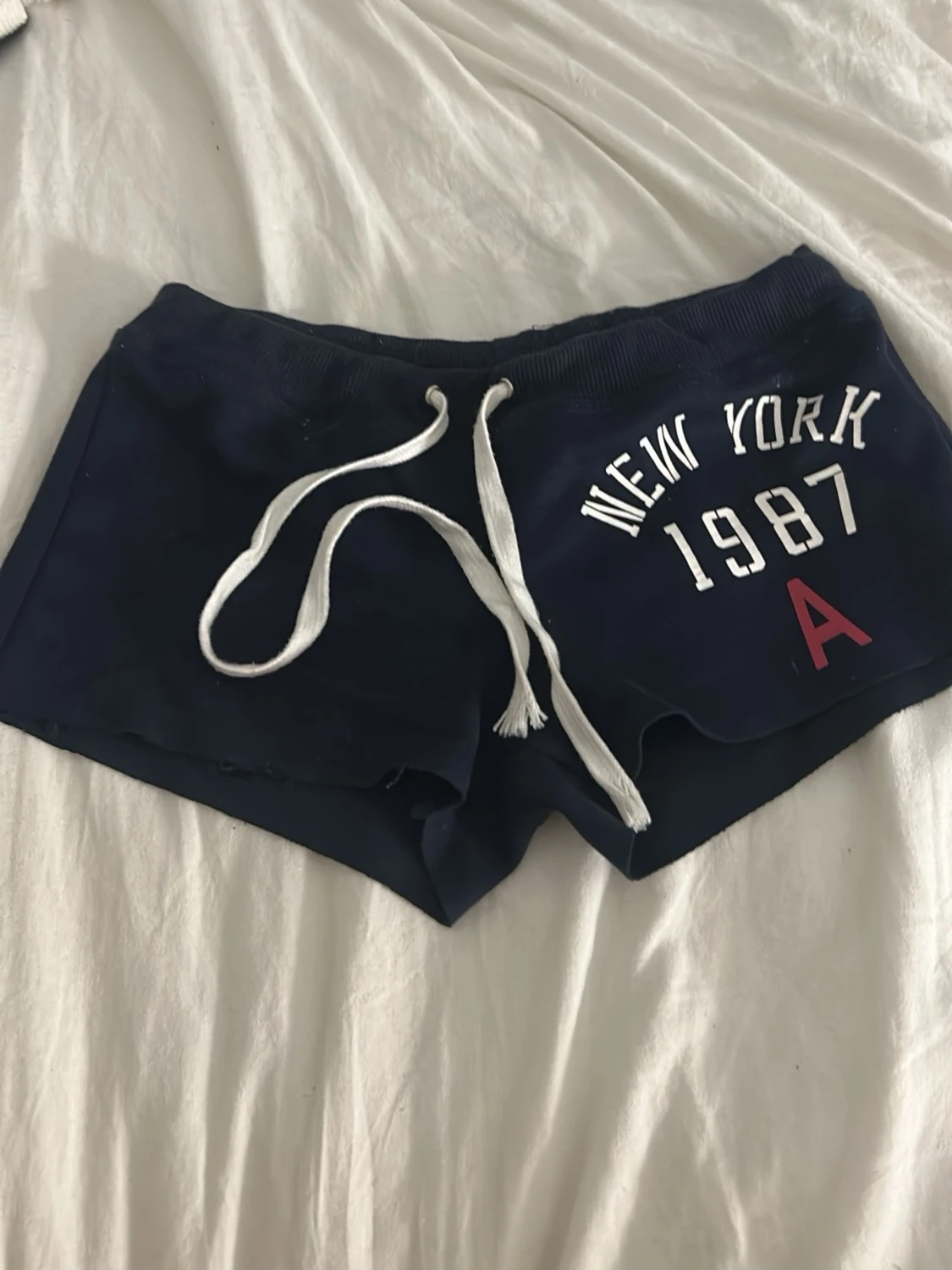 Mörkblå shorts med snörning