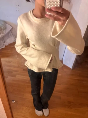 Figursydd tröja  - Säljer min tröja från Gina tricot eftersom den inte kommer till användning de ända är att de är ett hål men går att sy igen, köpt för 400kr