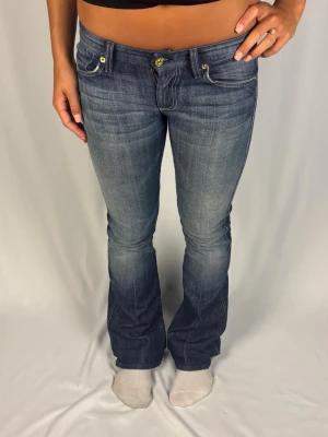 7 for all mankind Jeans - Superfina lågmidjade bootcut 7 for all mankind Jeans | Storlek 26 (omsydda) passar 30 | Jättefint skick! Omsydda i midja och fotöppning (bild 4 och 5) | Jag är 168cm lång och väger 60kg | Mått: Ytterbenslängd: 103cm. Midjebredd: 41cm. Lårbredd: 25,5cm. Fotöppning: 24cm. Kontakta mig vid fler frågor eller funderingar!💞