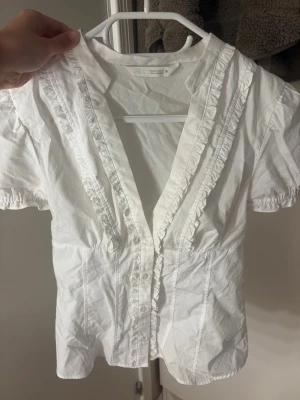 Zara topp - Blus från Zara i gott skick och mycket eftertraktad 