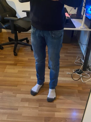 Replay anbass  - Ett par otroligt fina Replay anbass i storlek 29/32 som är relativt använda men fortfarande fina. Dom har sina slitningar på vissa ställen och bild finns samt att bakre replay brodyren är borttagen.
