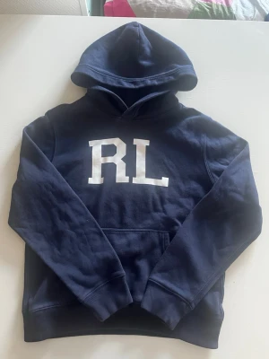 Ralph lauren hoodie RL (sällsynt) - Riktigt snygg och eftertraktad hoodie. fint skick inga fel storlek passar XS kan ta mått vid behov. Endast 428kr ej hugget i sten kom gärna med frågor och prisförslag har även mycket mer liknande i min profil alla storlekar kolla gärna stor rabatt vid köp av flera 😁✌️