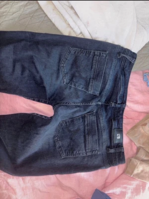Mörkblå LTB jeans - säljer för dom är för långa storlek w27 l36 dom är lite slitna längst ner som syns på bilden 