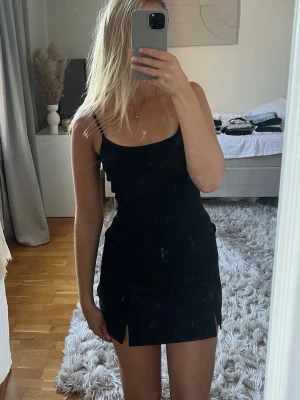 Svart mini kjol med inbyggda shorts  - Svart minikjol med inbyggda shorts, storlek S från Gina Tricot. Aldrig använda med prislapp kvar.