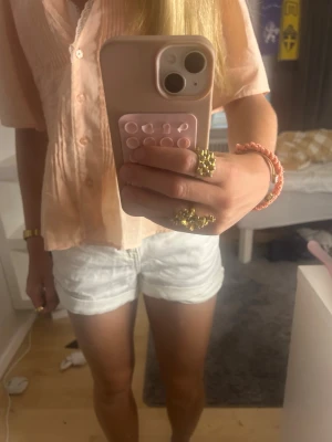 Vita jeansshorts med uppvik - Säljer ett par jättefina vita mid waist jeansshorts med uppvikta benslut. Shortsen har dragkedja, perfekta till sommaren, köpta för ganska länge sen men väldigt fint skick ändå!❣️❣️