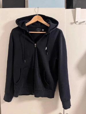 Ralph Lauren hoodie  - Fin Ralph Lauren hoodie i toppen skick 🌟Storlek Xs 📏 Pris 599kr 💰 Hör av dig vid minsta fundering 