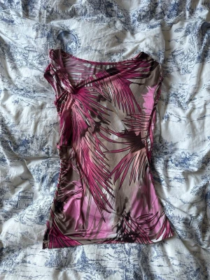 y2k top - bought second hand so i dont know the brand but its not shein as you can see on whats left of the tag😭🤣  for sure a top from the 2000s