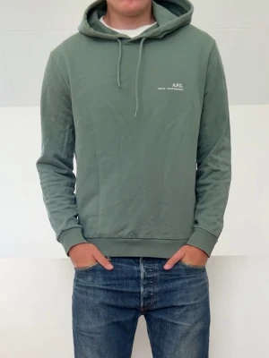 A.P.C olivgrön hoodie - A.P.C olivgrön hoodie sitter i strl S! Bra skick utan nåra defekter och hör gärna av er vid frågor elr funderingar!!