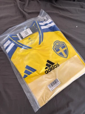 Sverige matchtröja Adidas gul/blå - Helt ny aldrig använd. Skriv gärna för fler bilder eller info🙌🏼