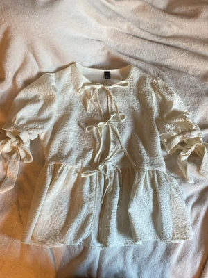 Vit blus - Superfin vit/beige blus med puffärmar