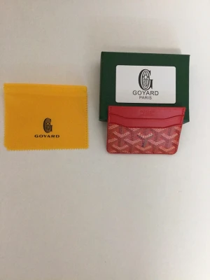 Röd Plånbok - Säljer röd plånbok som är mycket snygg, skriv på dm om du har funderingar!