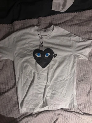 Commes des garcons t shirt - Helt nytt skick med pris lapp och påse! Storlek M men sitter som en S. Priset kan diskuteras!
