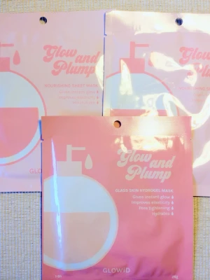 Glow and Plump ansiktsmasker - .Detta paket innehåller 3st sheetmasks från glowid 🌸se gärna mina andra försäljningar också ❤️ två Glow and Plump Nourishing Sheet Masks och en Glow and Plump Glass Skin Hydrogel Mask. Nourishing Sheet Mask ger omedelbar lyster, förbättrar elasticiteten och återfuktar huden. Glass Skin Hydrogel Mask ger omedelbar lyster, förbättrar elasticiteten, minskar porer och återfuktar. Sheet maskerna rekommenderas att användas i 10-20 minuter, medan hydrogelmasken kan användas i 1-8 timmar.