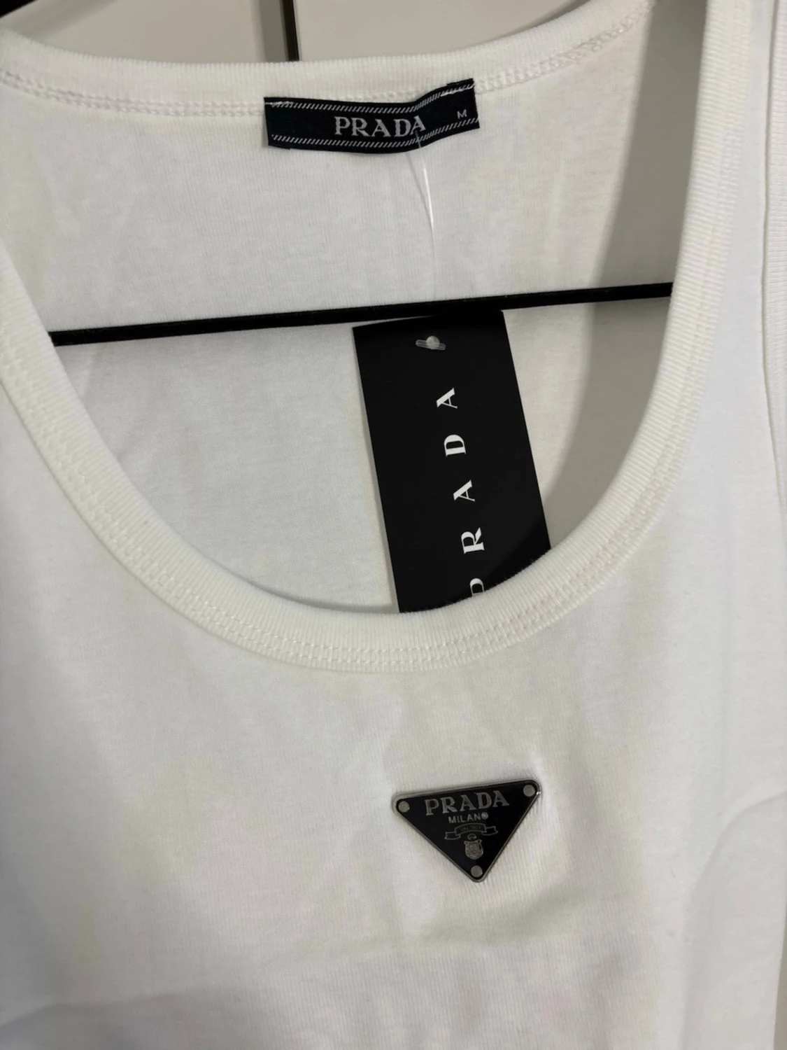 Vit linnetopp från Prada