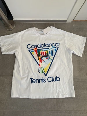 Vit Casablanca Tennis Club t-shirt - Snygg vit t-shirt från Casablanca. Pris kan diskuteras!