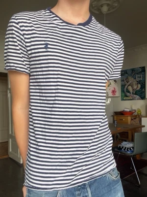 Randig polo Ralph Lauren t-shirt - Polo Ralph lauren T-shirt. Inga defekter. Modellen är 180cm 65kg. Storlek L men passar som M.  Fråga gärna frågor! (Kan gå ner mer i pris vid köp av paket!)