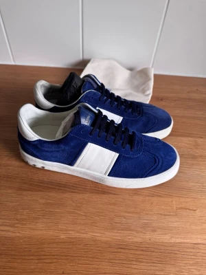 Valentino Flycrew Storlek 43 - Valentino Garavani Flycrew i Royal Blue, storlek 43. Skicket är bra till mycket bra, och allt original medföljer självklart vid köp (box, dustbag och tillbehör). Fraktar snabbt efter smidig affär. Inga skambud tack. 