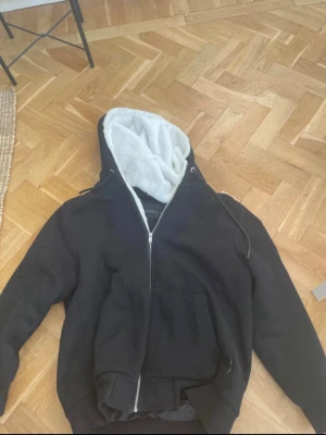 Moose knuckle bunny - Hej säljer nu min moose knuckle bunny storlek xl passar L då jag tröttnat på den. Perfekt för hösten och vintern. priset ej hugget i sten