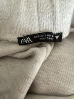 Beige mjukisbyxor från Zara - Mysiga beige mjukisbyxor från Zara med rak passform och resår i midjan. Tillverkade i ett mjukt och stretchigt material som känns skönt mot huden.